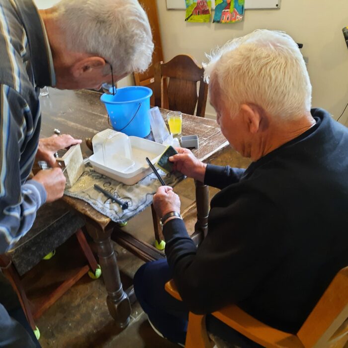 Mannen aan het schoonmaken